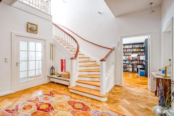 Entrée mit Zugang zur Bibliothek und Wohnbereich