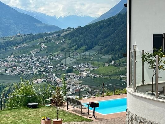 Geschlossener Hof für Pferdehaltung mit Panoramablick im Meraner Land - Südtirol