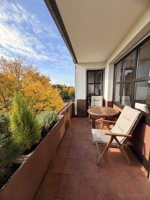 Sonniger Balkon mit Platz zum Verweilen