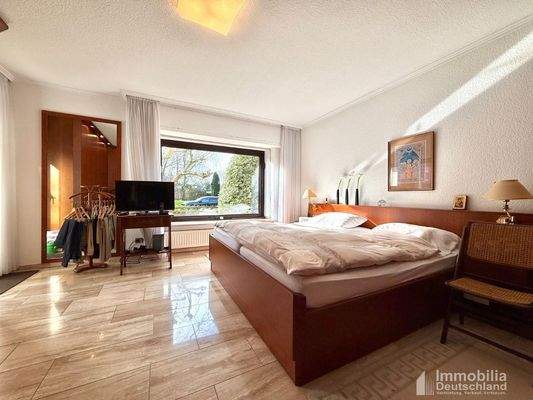 Schlafzimmer mit Zugang auf den Balkon - Erdgeschoss