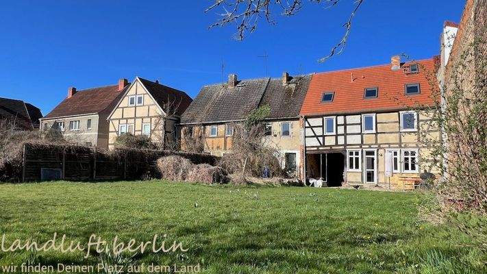 Wohnhaus mit Nachbargebäuden und Garten.jpg