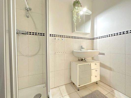 Helles Badezimmer mit Dusche