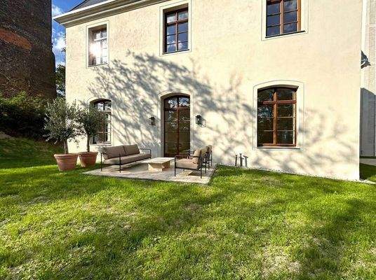 Terrasse mit Beispielmöblierung