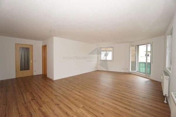 Wohnzimmer mit Balkon