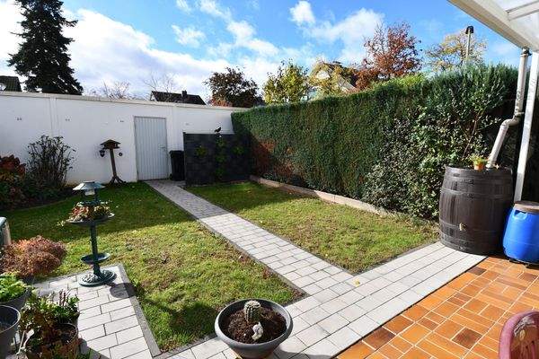 Garten mit Tür Garage