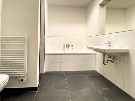 Badezimmer mit Dusche und Badewanne