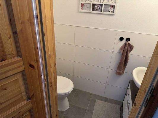 Gäste-WC vom Flur zugänglich
