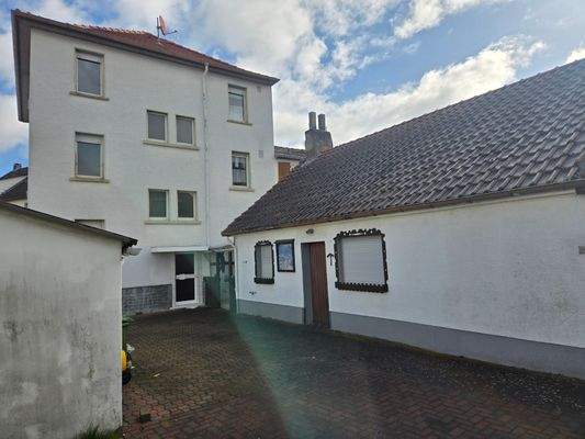 Haus und Nebengebäude