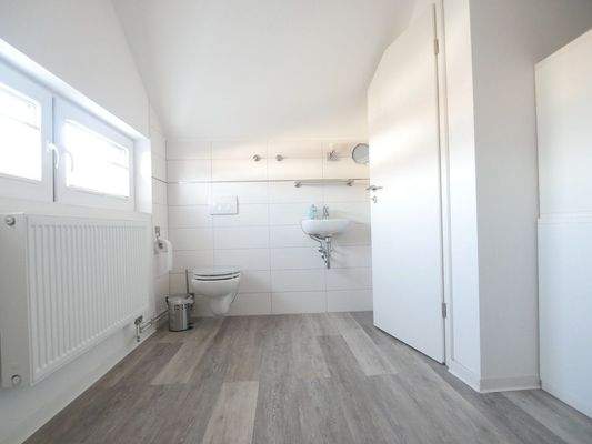 Gäste-WC mit Abtellraum DG