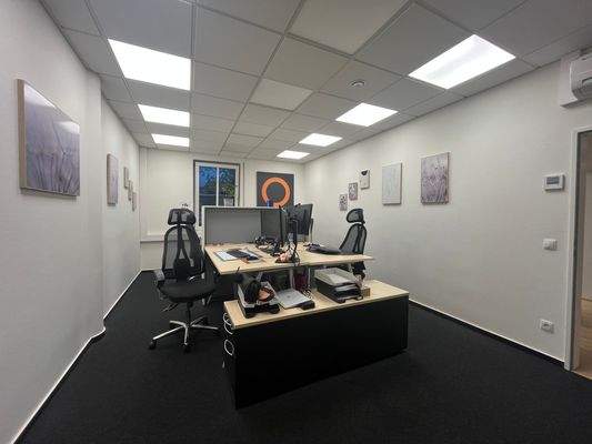 Büro mit zwei Arbeitsplätzen