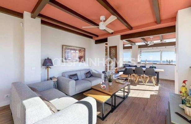 4-Bedroom Sea View Flat with Shared Pool in Benalmádena
