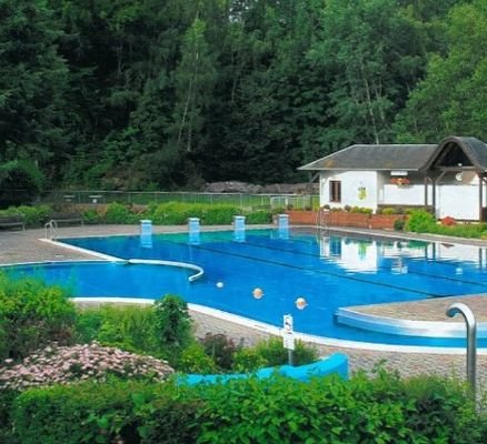 Freibad Gornsdorf nahe des Wohnquartiers