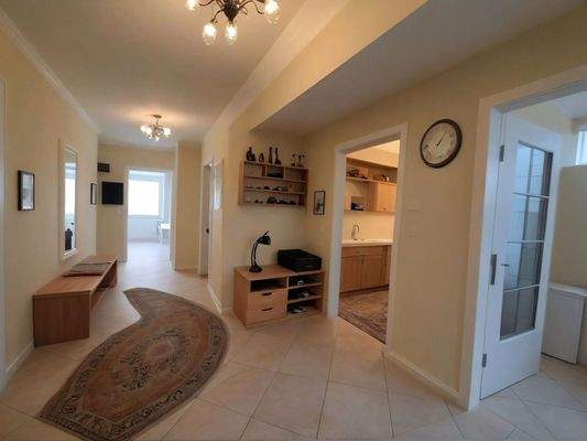 Lichtdurchfluteter Eingangsbereich mit cleverer Stauraum-Lösung und elegantem Raumfluss