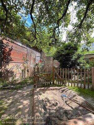 Sandkasten unter dem Birnbaum im Sommer.jpeg