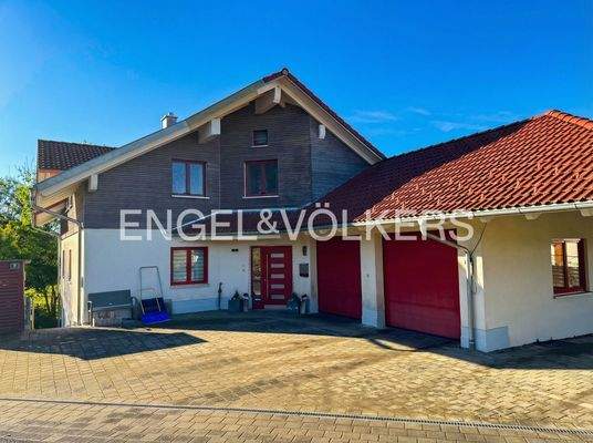 2 Garagen und weitere Stellplätze