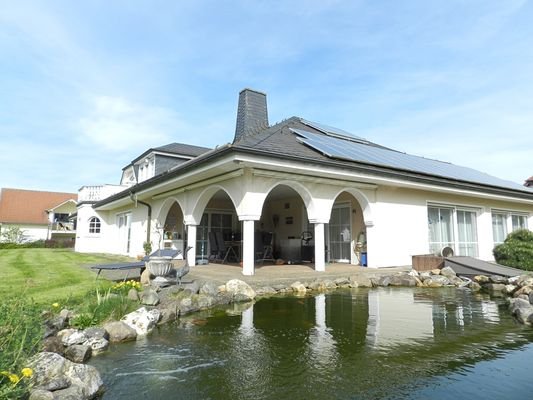 Terrasse mit Koi-Teich