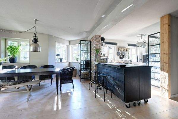 Einladender, heller Essbereich mit offen gestalteter Küche