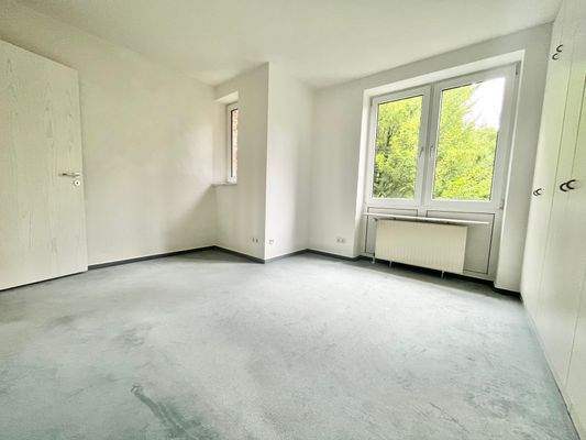 geräumiges Schlafzimmer