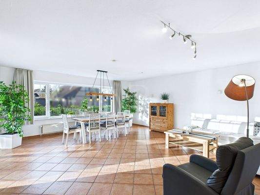 großzügiger und heller Wohnbereich