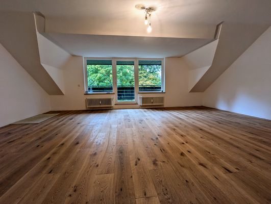 großes Wohnzimmer mit überdachtem Balkon