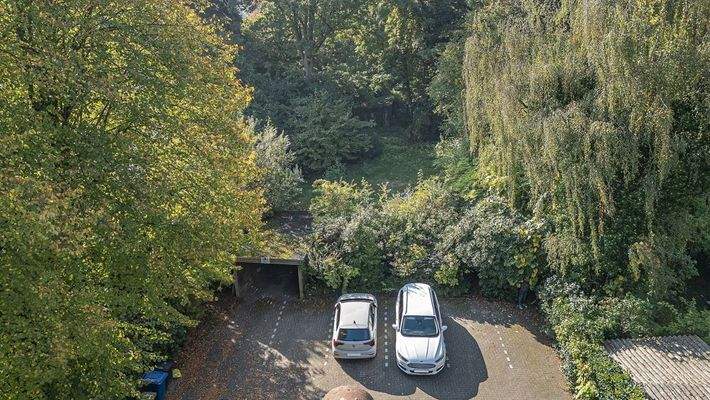 Parkplätze und rückwärtiges Baugrundstück