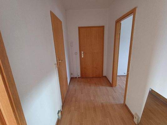 Leerer Flur mit Holztüren