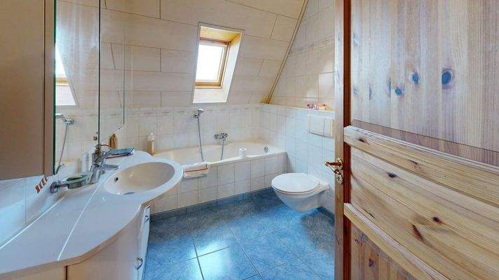 Badezimmer mit Dusche & Badewanne