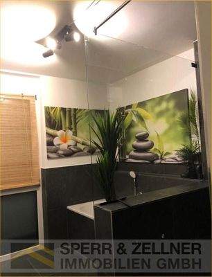 Bad mit Wanne - Dusche - Fenster