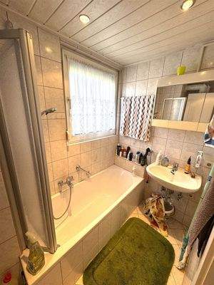 Bad mit Badewanne und Fenster