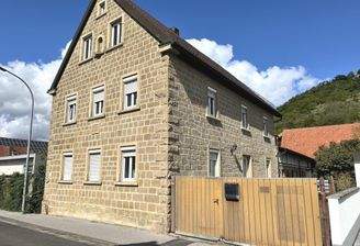 Südostansicht des stattlichen Sandsteingebäudes