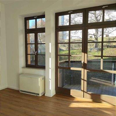 Wohnzimmer mit Blick zum Balkon und zur Burg