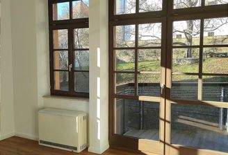 Wohnzimmer mit Blick zum Balkon und zur Burg