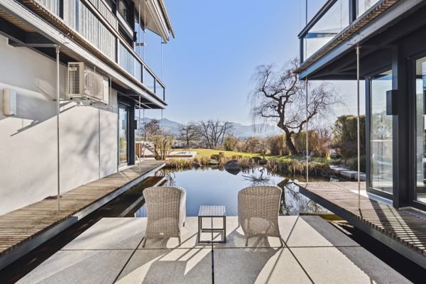 Terrasse auf den Koi-Teich