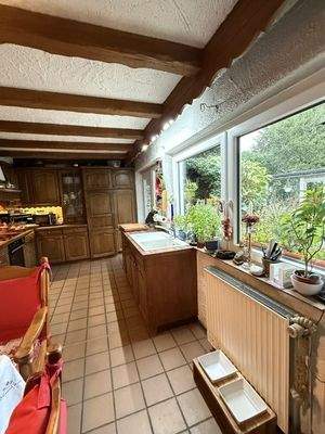 Küche mit Blick in den Garten