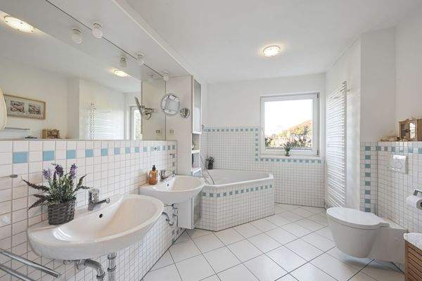  helles Badezimmer im Erdgeschoss