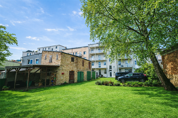 Hofansicht mit Remise