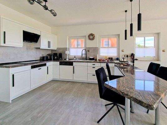 Große offene Küche mit Sitzgelegenheiten