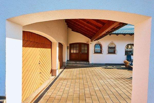 Überdachter Zugang zum Eingang und Doppelgarage