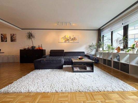 Die breite Fensterfront sorgt für herrliches Tageslicht und bietet schöne Stellfläche für Pflanzen