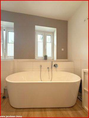 Badezimmer mit Wanne und Dusche im Erdgeschoss