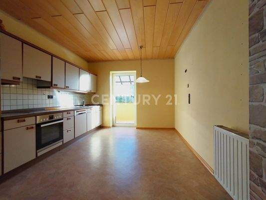 Die Küche mit Zugang zum sonnigen Balkon