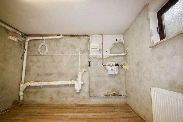 hier ist schon neuer Putz auf der Wand