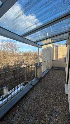 Balkon mit Glasüberdachung