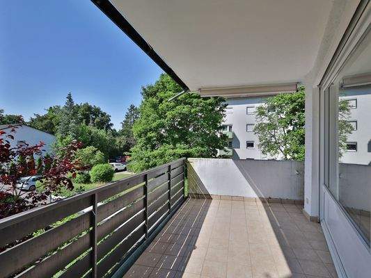 Großer, überdachter Balkon