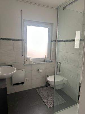 Helles modernes Badezimmer