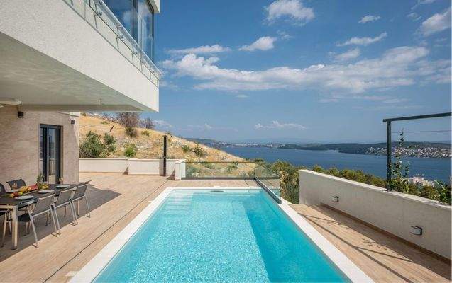 Swimmingpool mit Meerblick