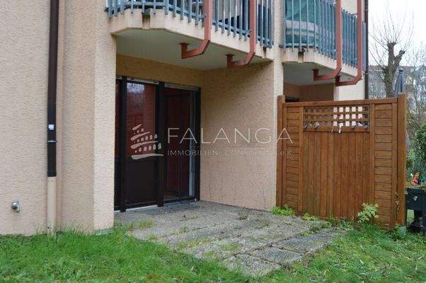 Blick zur Terrasse mit Gartenanteil