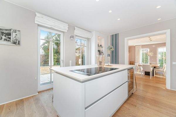 Moderne Kochinsel mit Induktionskochfeld mit integrierten Dunstabzug