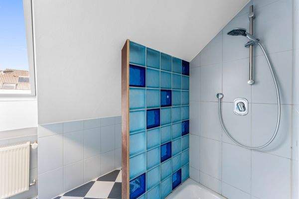 Tageslichtbad mit Dusche