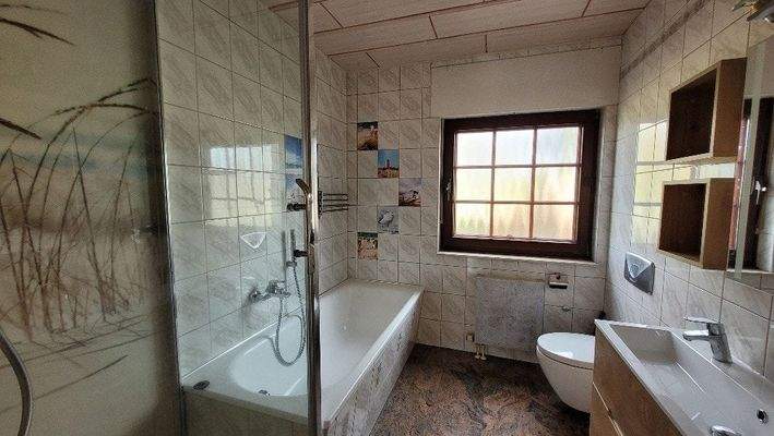 Bad im EG mit Dusche und Wanne